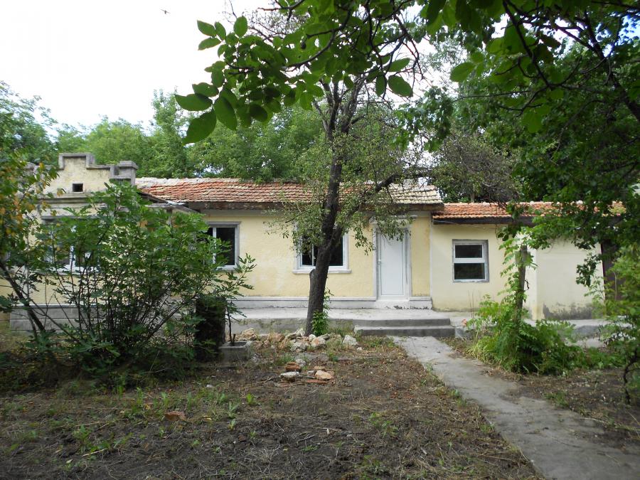 Собственик продава къща с двор на Северното черноморие