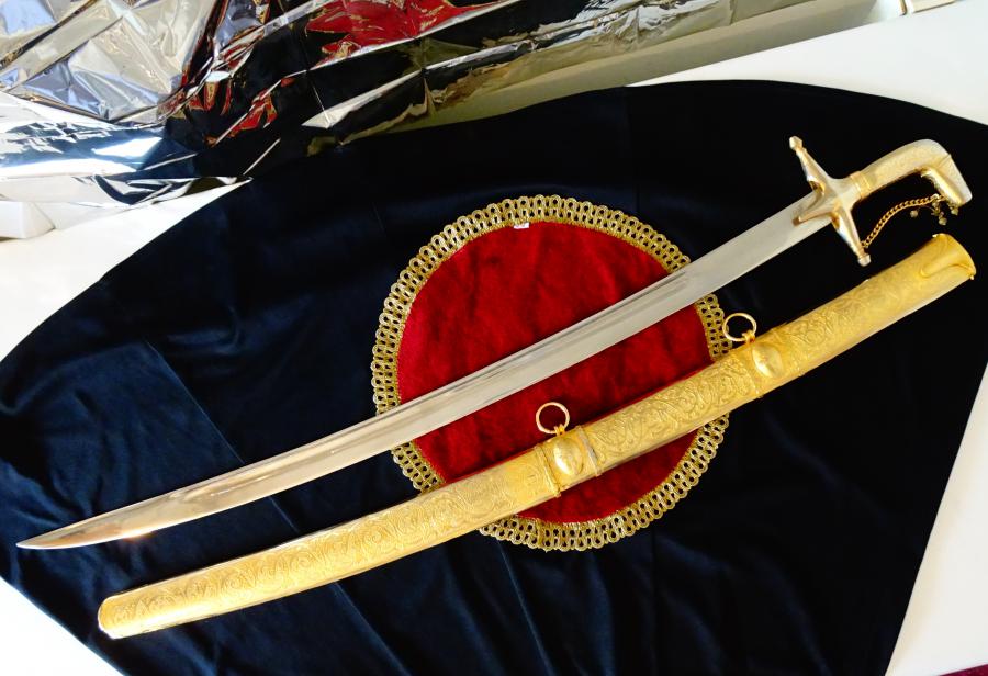 Персийска сабя с кания 2 кг., дебела позлата, орнаменти.