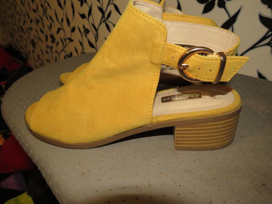 Летни обувки Primark, цвят горчица