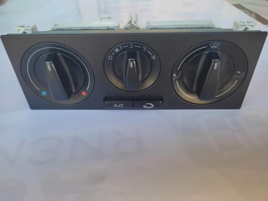 Продавам управление панел за климатик VW Golf 4
