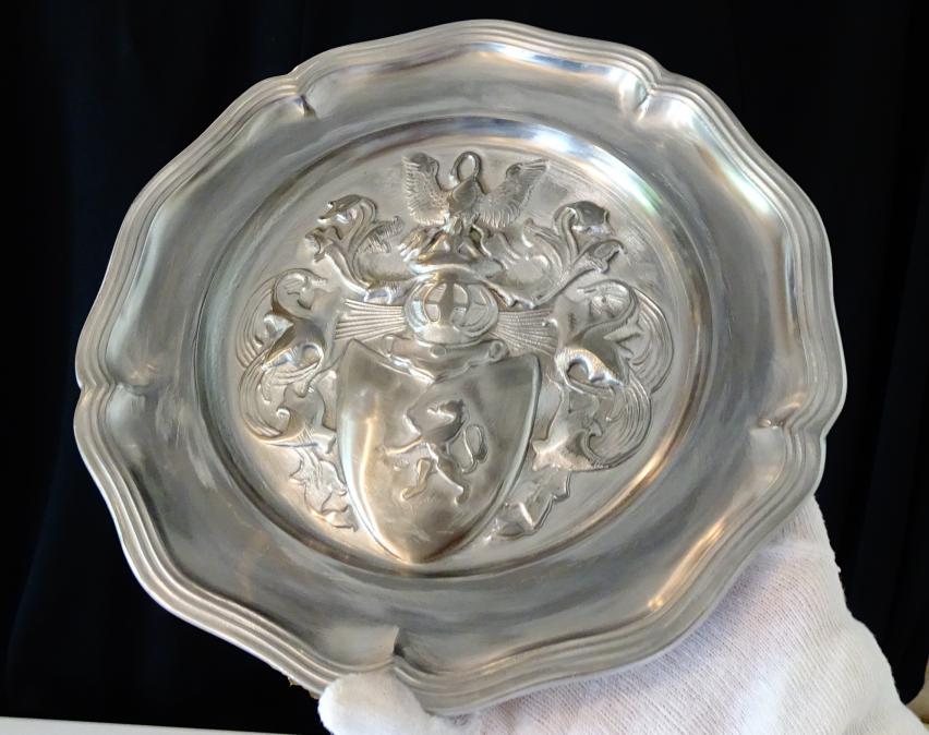 Калаена чиния, пано, Рицар, щит, Лъв, Лебед, 600 гр., барок.