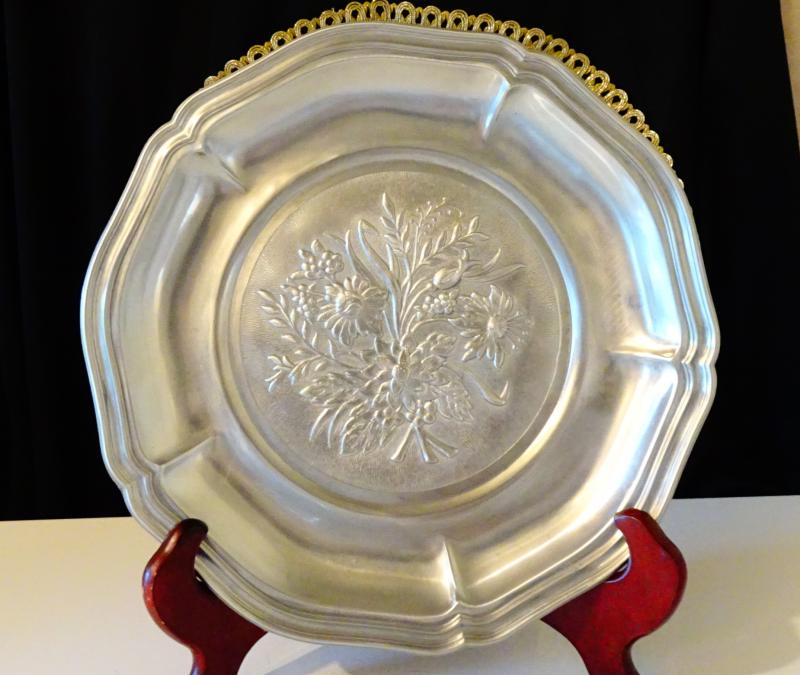 Калаена чиния с релефни цветя 500 гр., 25 см.