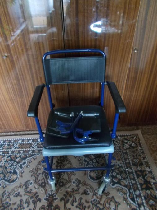 Продавам комбиниран стол за баня и тоалетна БЛУ