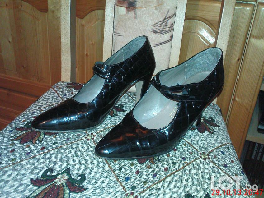 Обувки дамски лачени от естествена кожа в отлично състояние
