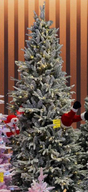 Коледна елха с вградени лампички по връхчетата