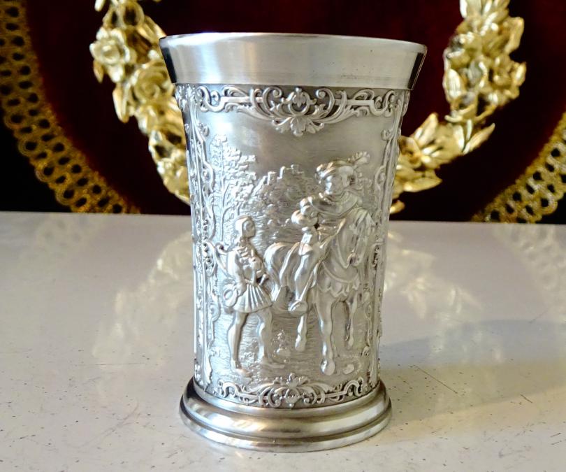 Калаена чаша за ракия, рицар, оръженосец, алебарди.