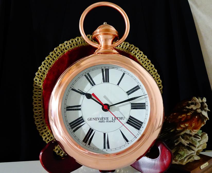 Стенен часовник Genevieve Lethu, чиста червена мед.