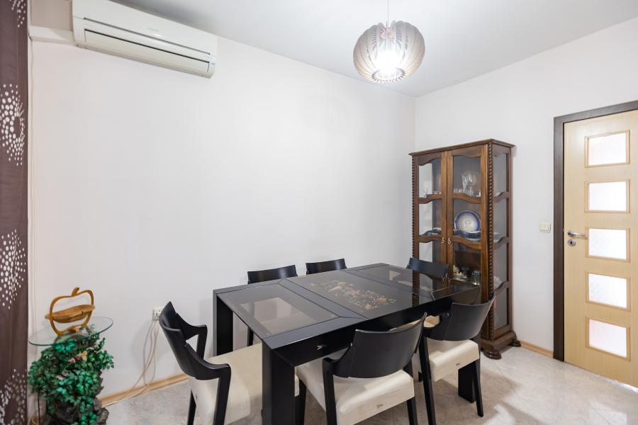 Кухненска маса, столове, шкаф витрина