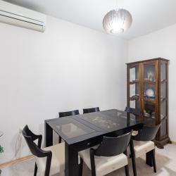 Кухненска маса, столове, шкаф витрина