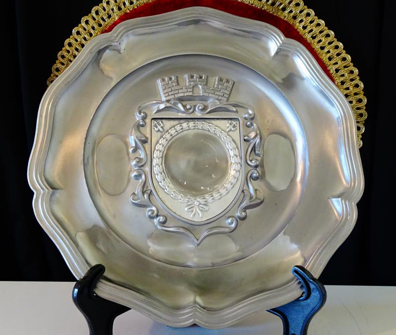 Калаена чиния, замък, лавров венец, орнаменти, калаена сватба.