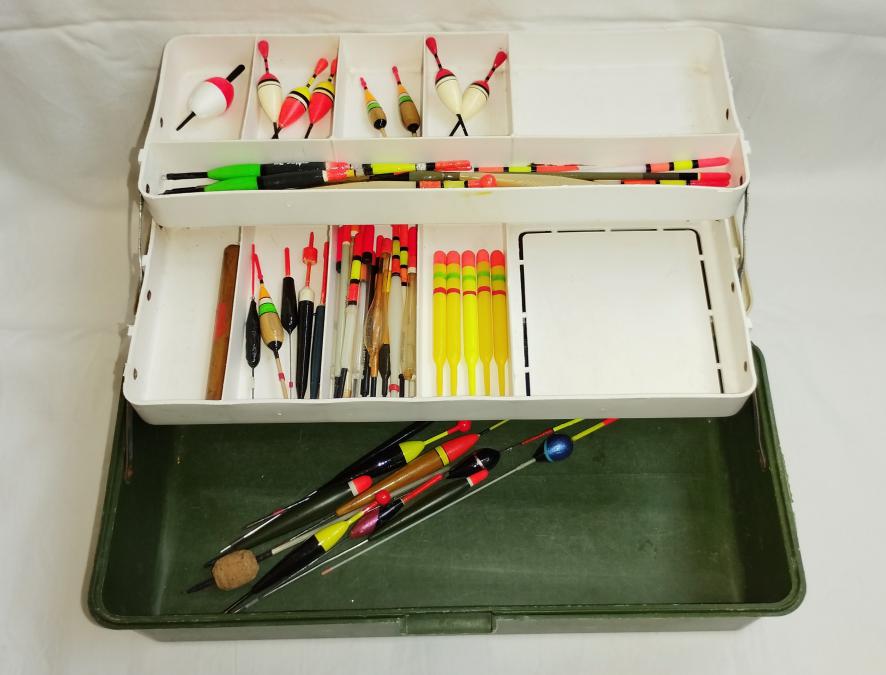 Американско рибарско куфарче Malibu с 62 плувки, ваглери и слайдери