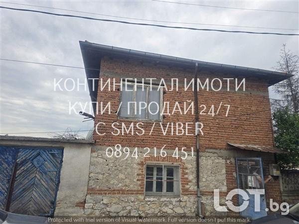 Код 70111. Двуетажна масивна къща 150м2, с двор 850м2 с лицев гараж. Н