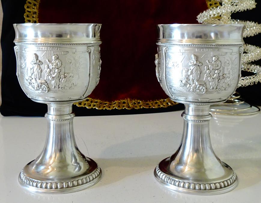 Калаена чаша с картини Цигуларят, Гайдарят, Юнкерът.
