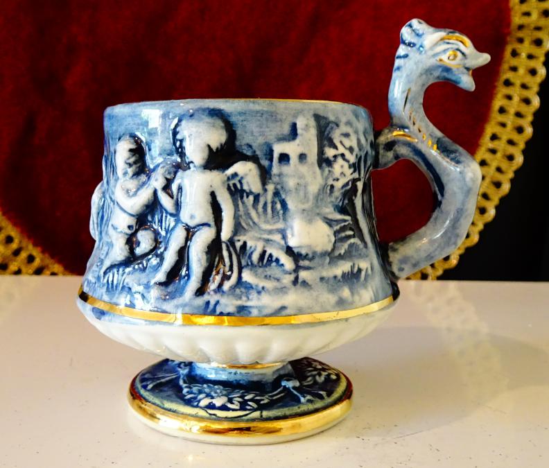 Порцеланова чаша Capodimonte, ангели, злато.