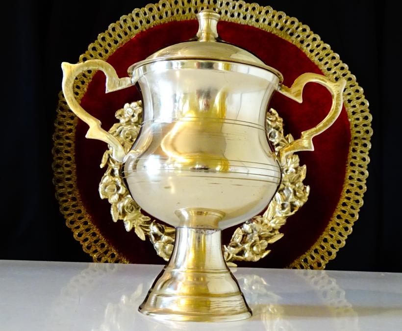 Повдигната бронзова захарница, викториански разкош.