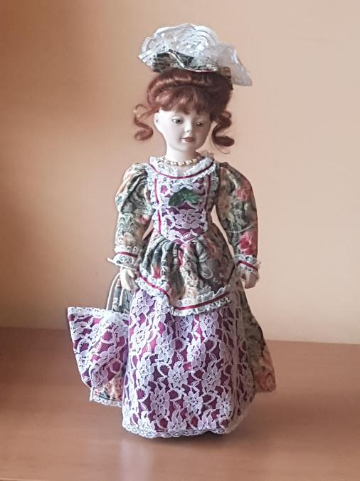 Порцеланова кукла със стойка