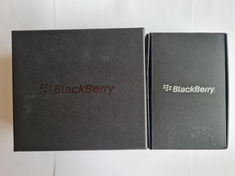 Продавам 2 бр. Blackberry  9900 и 9360.