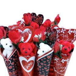 Романтичен букет с плюшено мече и роза