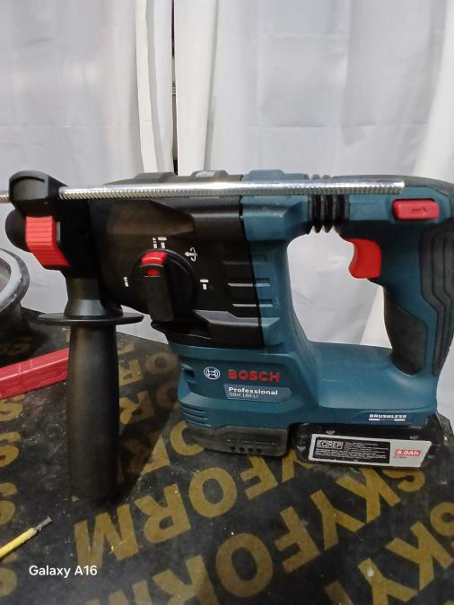 Професионален акумулаторен перфоратор Bosch GBH 185 li solo