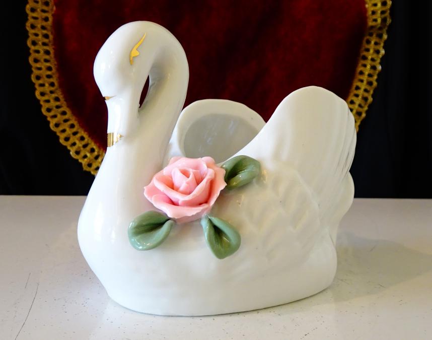 Лебед порцеланова фигура, бижутерка с рози, злато.