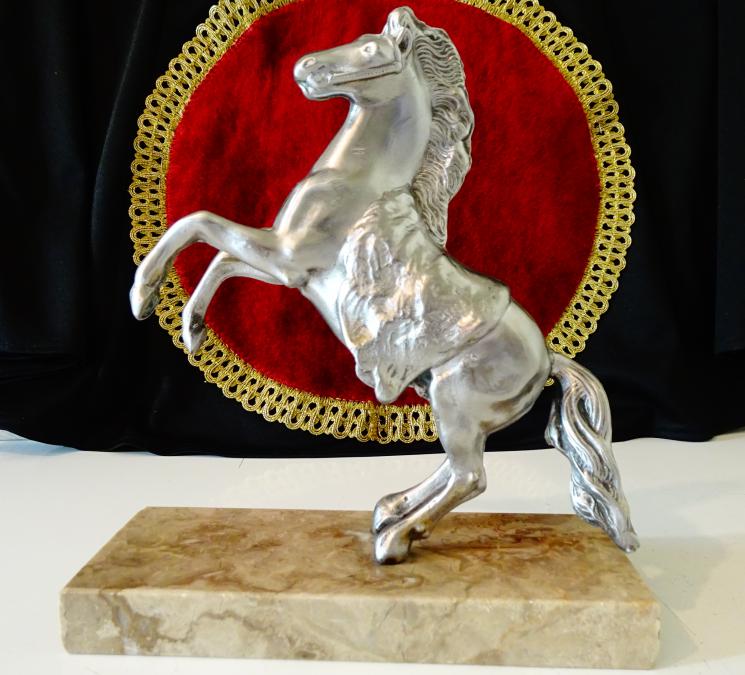 Калаена статуетка, фигура изправен Кон, мрамор.