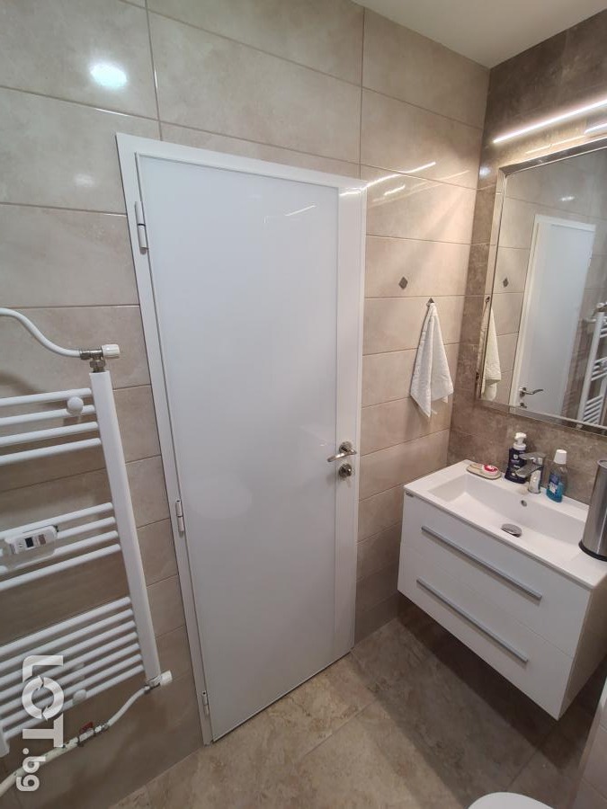 Подрязване на Алуминиеви Врати за баня