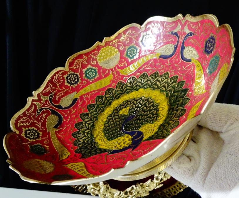 Повдигната бронзова фруктиера, паун, цветен клетъчен емайл.