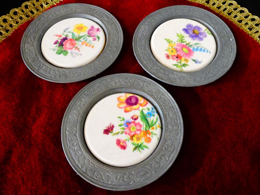 Калаена чиния, пано с пъстри цветя, релеф.