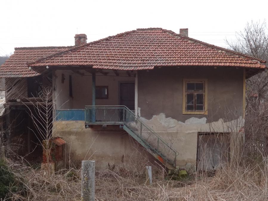 Двуетажна къща с дворно място, гр. Сеново, обл. Русе.