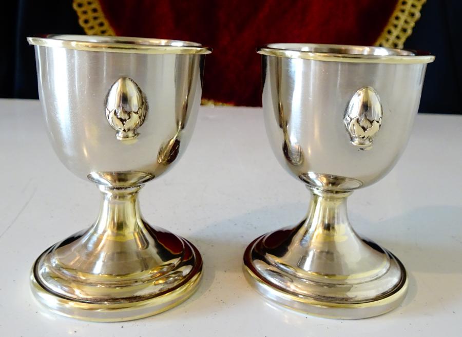 Посребрена чаша, коктиера, релефен лешник.