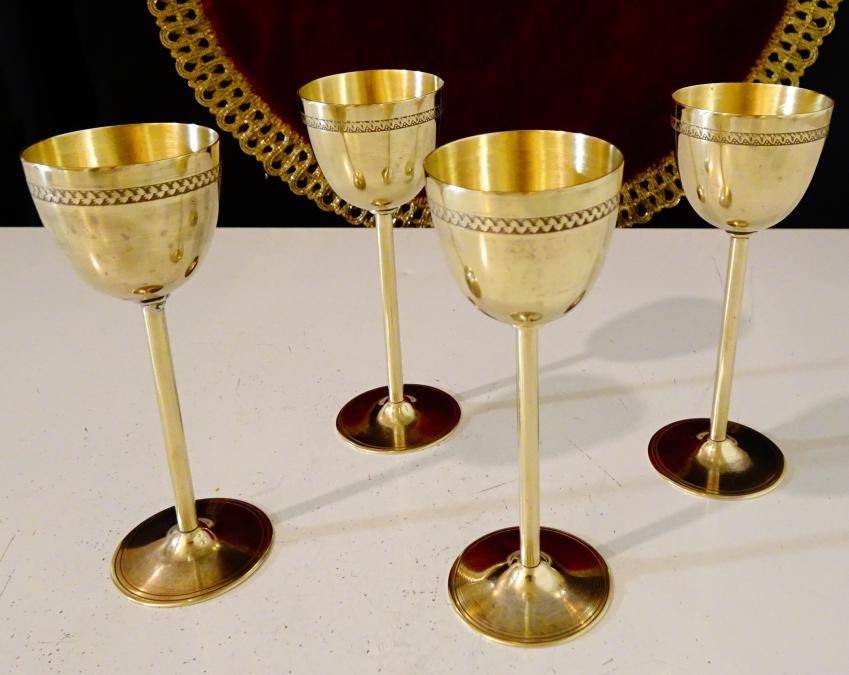 Бронзови чаши за ракия, високо столче.
