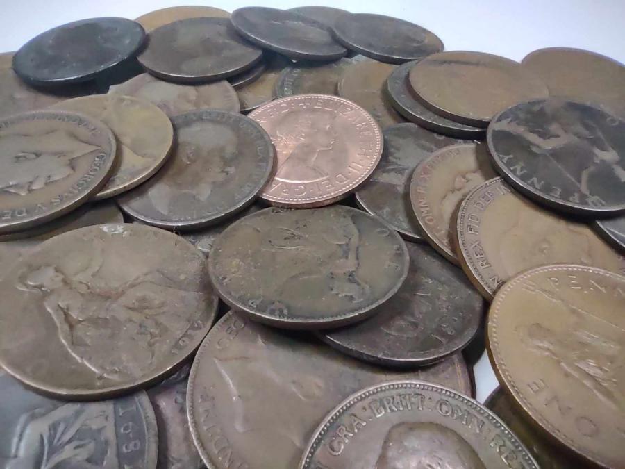 На Вашето внимание голям лот монети от едно пени
