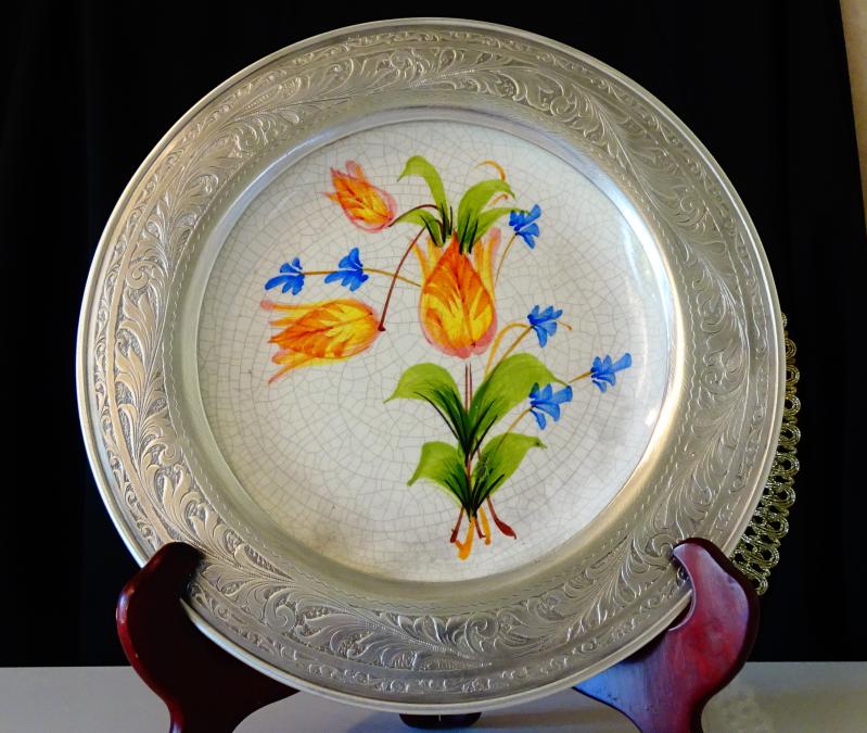 Порцеланова чиния с калаена рамка, цветя.