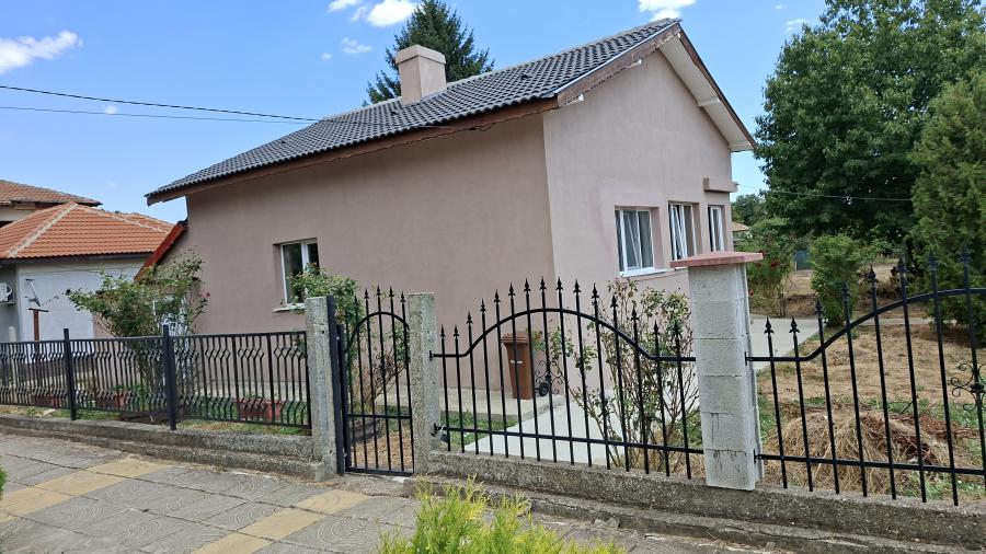 Продавам къща в Генерал Тошево област Добрич на половин час от морето