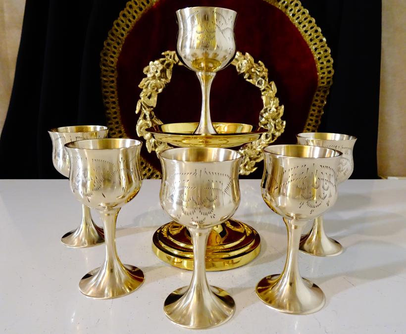 Бронзови чаши за ракия, столче, гравирани.