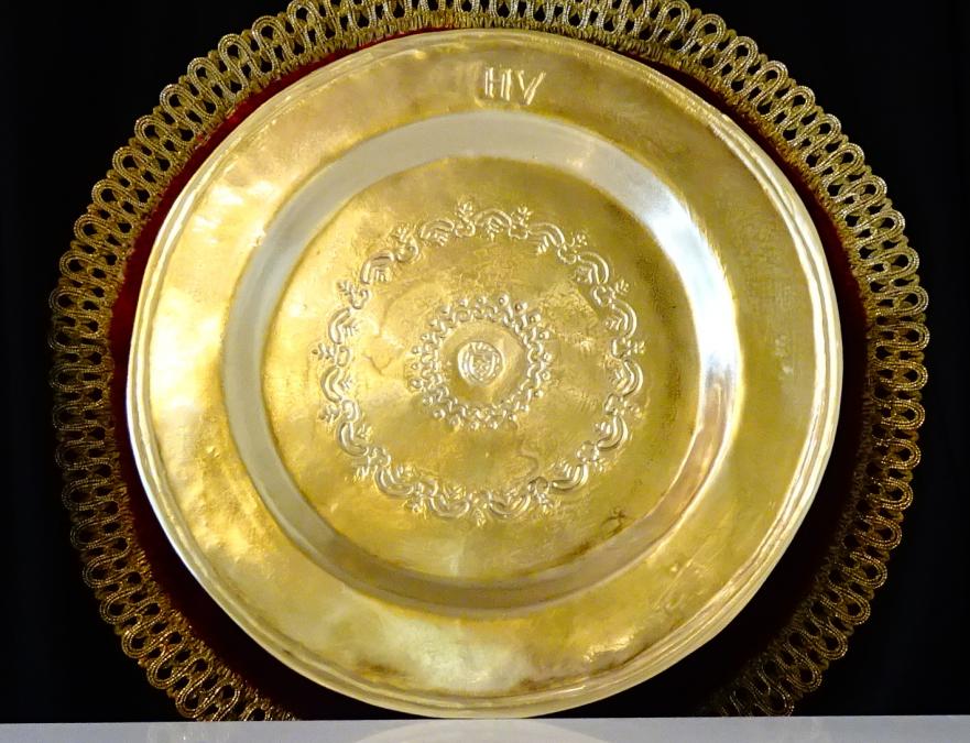 Бронзова чиния, плато, пано 850 гр., 27 см., релеф, позлата.