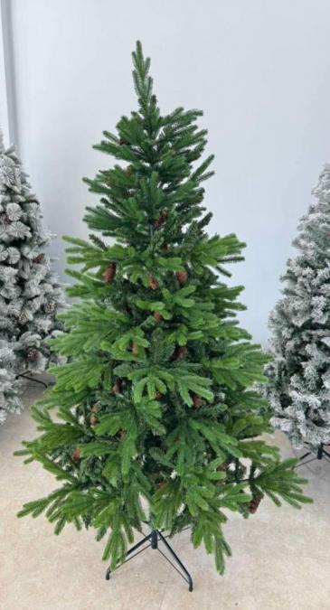 Красива коледна елха с естествено излъчване празниците започват тук