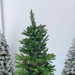 Красива коледна елха с естествено излъчване  празниците започват тук