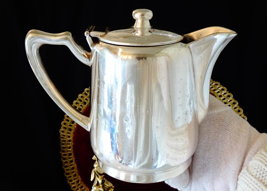 Швейцарска посребрена кана за кафе.
