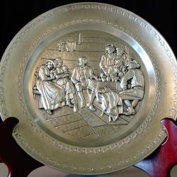 Калаена чиния с картина Сватосване, калаена сватба.