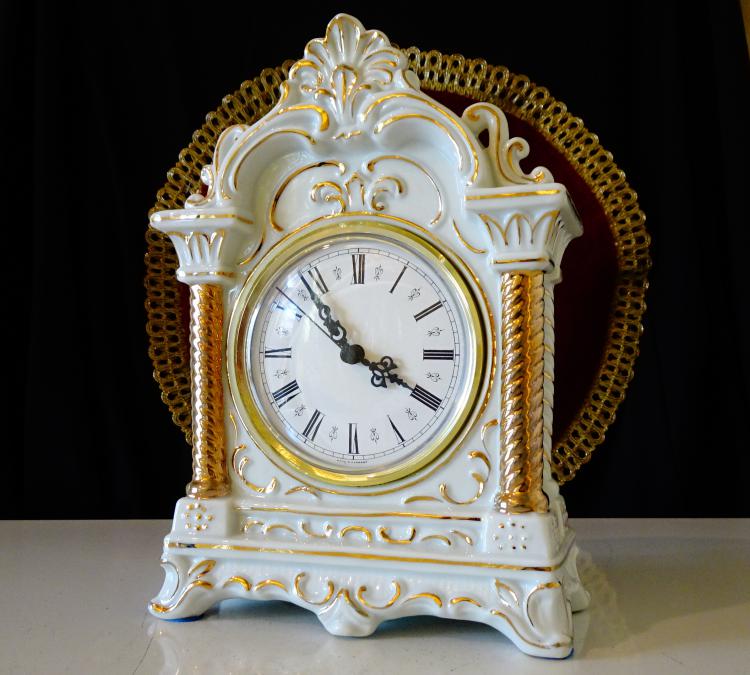 Немски порцеланов настолен часовник, злато, релеф.