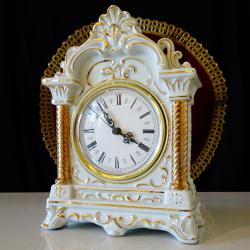 Немски порцеланов настолен часовник, злато, релеф.