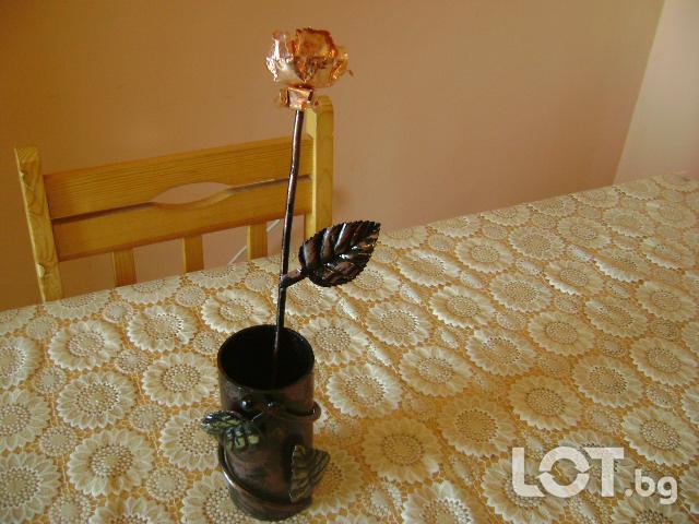 Ръчно изработени ваза и роза с елементи от ковано желязо.