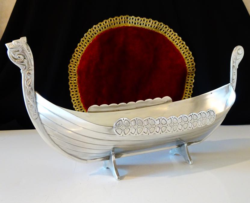Викингски драконов кораб Драккар от калай, Норвегия.