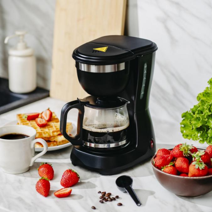 Компактна черна кафеварка 600w  0.6l, поддържане на топлина и антикап