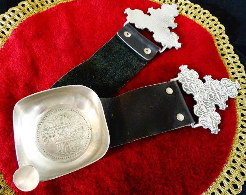 Калаен пепелник за диван, фотьойл, естестена кожа.