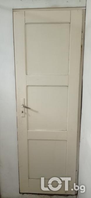 Продавам масивна врата за тоалетна