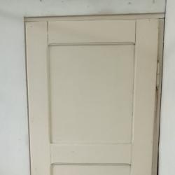 Продавам масивна врата за тоалетна