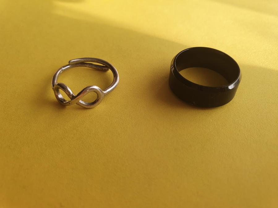 Продавам дамски сребърен пръстен  2,14 г и дамски черен пръстен от ме
