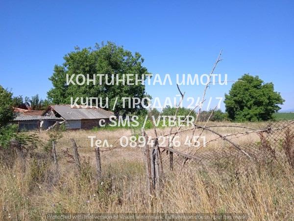 Код 62826. Дворно място 850м2 в началото на селото, до главен път Имот